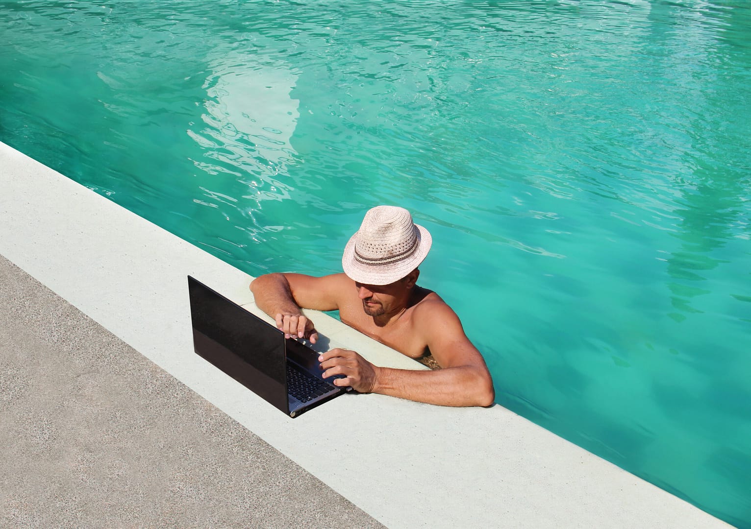 shutterstock_198530579 hotel wifi 2