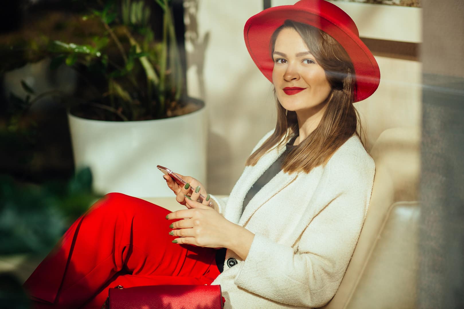 Stylish,Brunette,Business,Woman,With,A,Smart,Phone,In,Hands contactless hotel technology