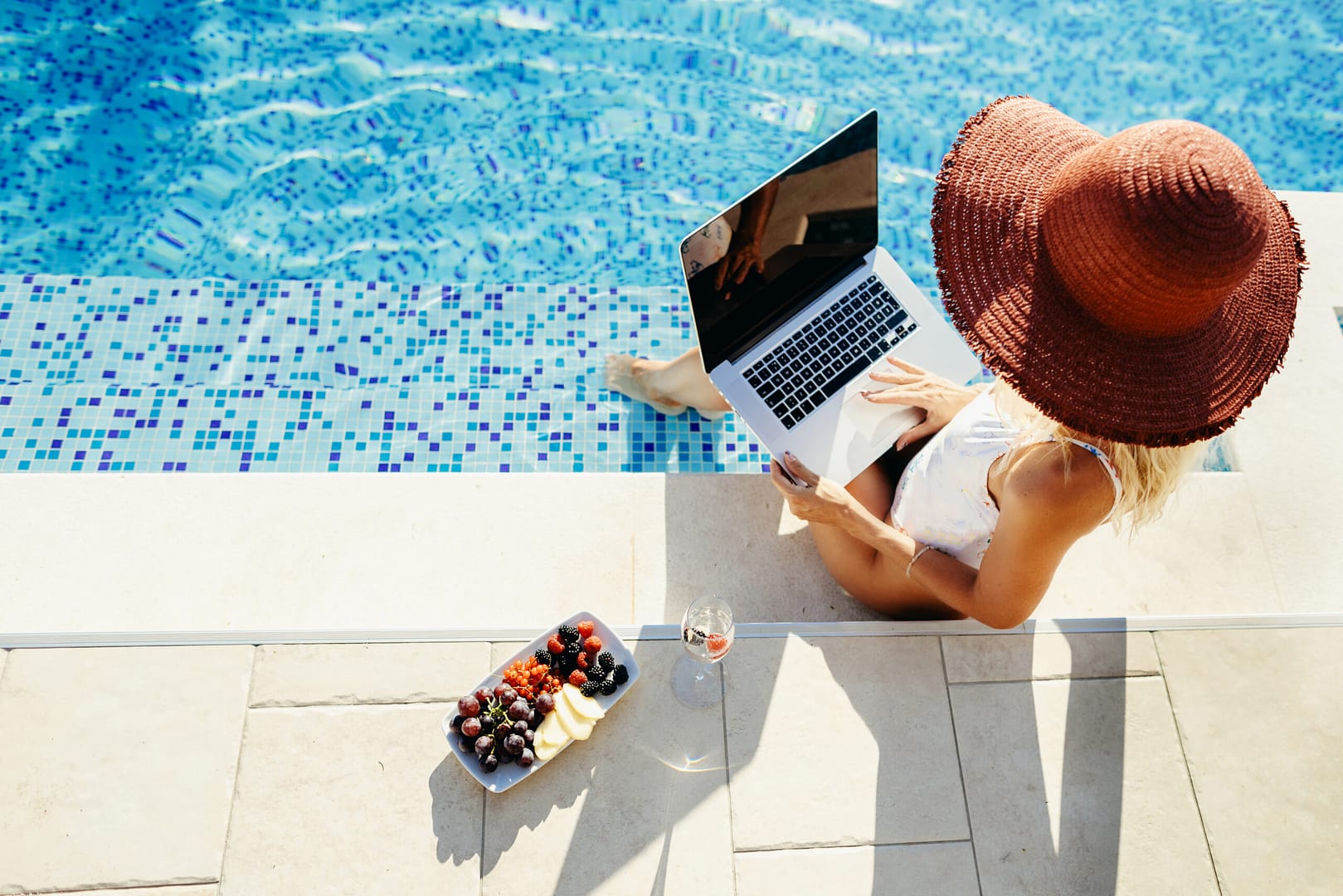 Woman,Using,Laptop,Working,Remotely,Near,Swimming,Pool,And,Travel. 5G Hotel wifi 5