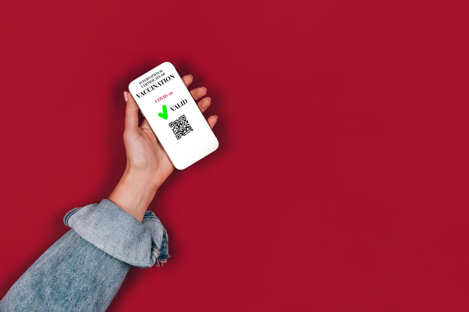 Woman’s,Hand,Holding,Smartphone,Displaying,Valid,Digital,Vaccination,Certificate,- vaccine passport 4